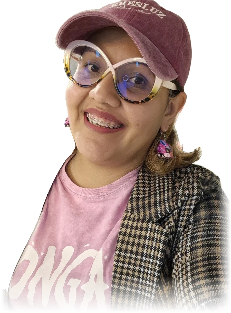 Imarú Lameda con gorra y lentes, sonriendo