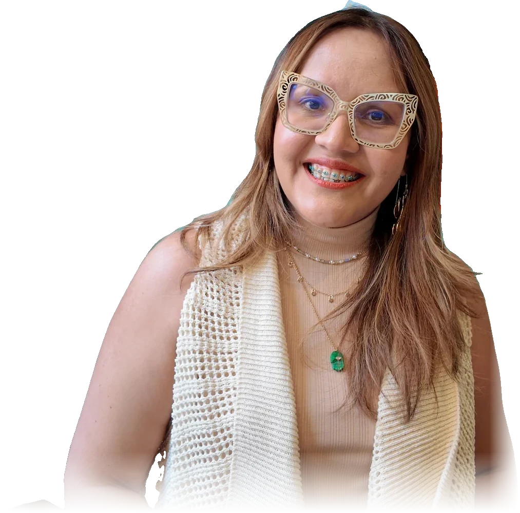 Imarú Lameda sonriendo en su espacio de trabajo